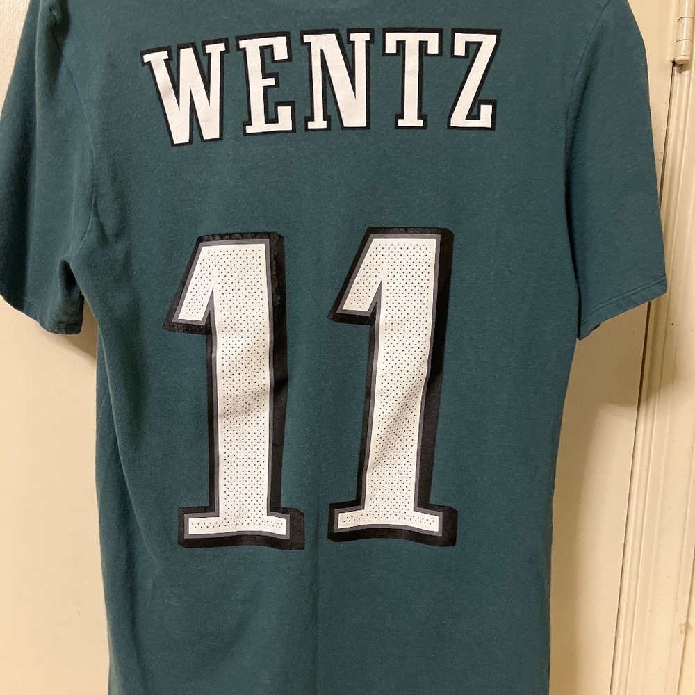 Carson Wentz tee shirt Philadelphia Eagles - Picture 3 of 3